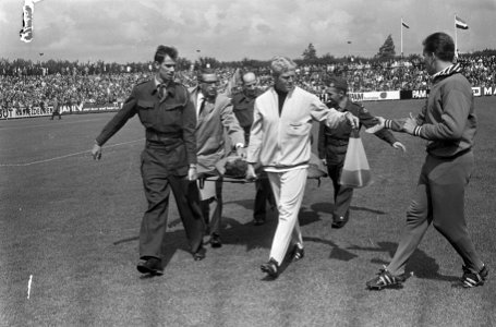 Xerxes DHC tegen Feyenoord 1-3. Hans Kraay op brancard van veld gedragen, Bestanddeelnr 920-5953