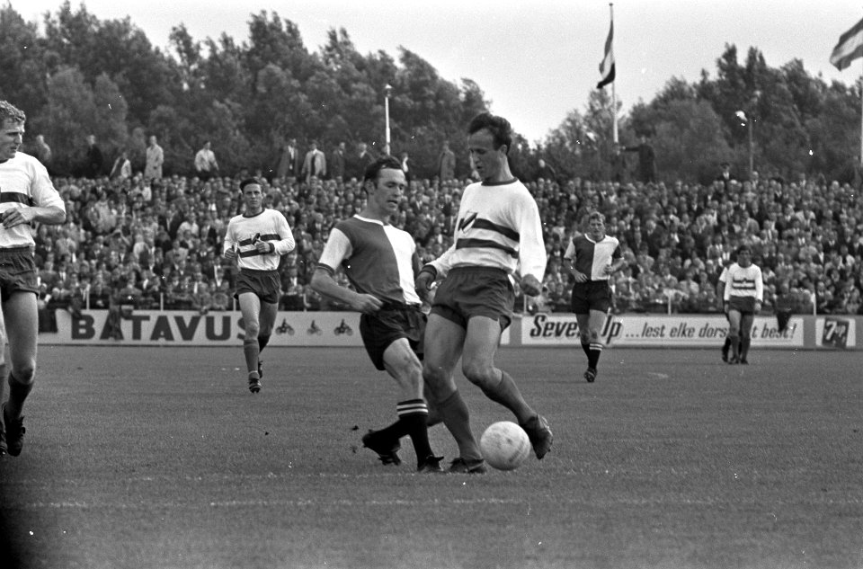 Xerxes DHC tegen Feyenoord 1-3. De Joegoslaaf Samordzic passeert Fafie, Bestanddeelnr 920-5952