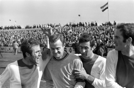 Xerxes DHC tegen Ajax 0-1. Gert Bals (midden) omringd door Ajax-spelers na stopp, Bestanddeelnr 921-2076