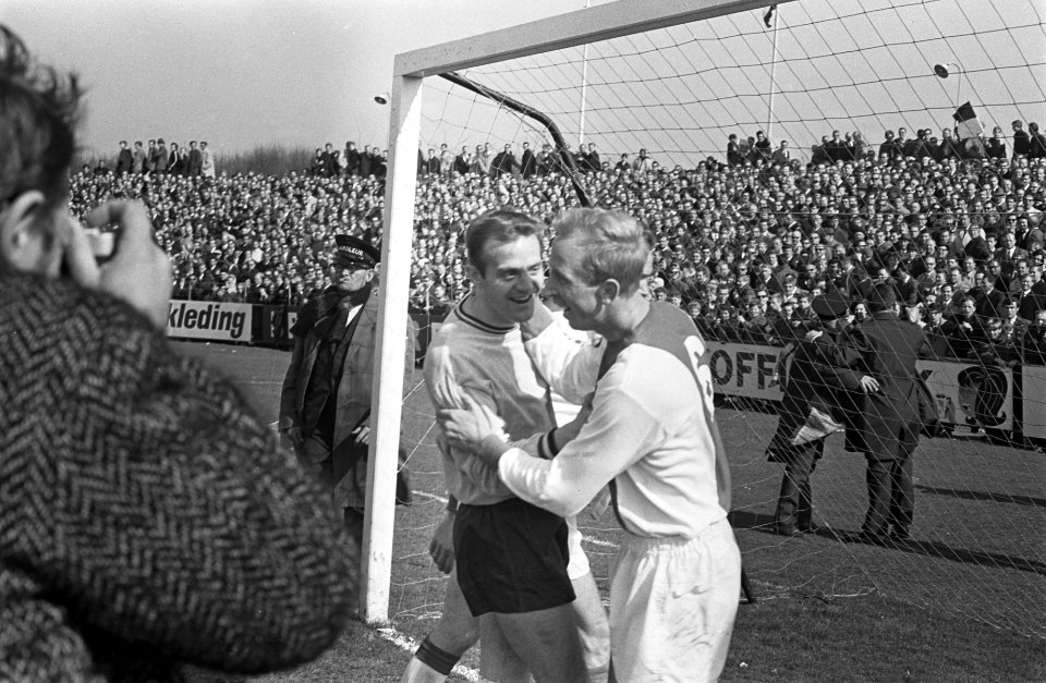 Xerxes DHC tegen Ajax 0-1. Gert Bals omringd door Ajax-spelers na stoppen penalt, Bestanddeelnr 921-2077