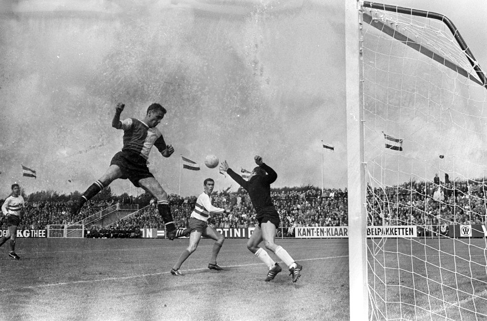 Xerxes DHC tegen Feyenoord 1-3. Kindvall opspringen, mist bal rechts keeper Trey, Bestanddeelnr 920-5950