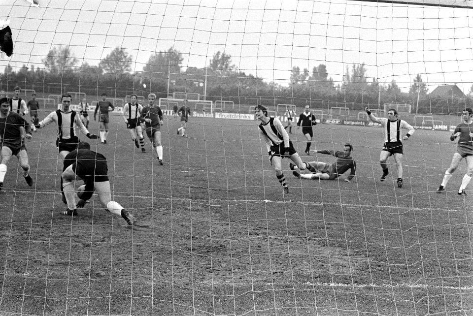 Xerxes DHC tegen DOS. Een leeg station staan alle spelers voor Xerxes-doel, Bestanddeelnr 921-3933