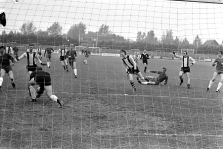 Xerxes DHC tegen DOS. Een leeg station staan alle spelers voor Xerxes-doel, Bestanddeelnr 921-3933
