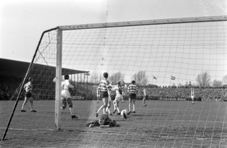 Xerxes DHC tegen Ajax 0-1. Henk Groot scoort keeper Treytel is geslagen, Bestanddeelnr 921-2078