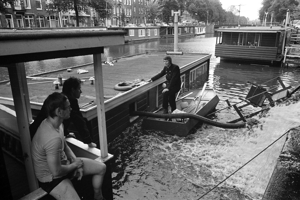 Woonboot grotendeels gezonken in Da Costakade te Amsterdam, Bestanddeelnr 925-8154