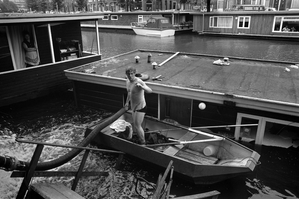 Woonboot grotendeels gezonken in Da Costakade te Amsterdam, Bestanddeelnr 925-8157