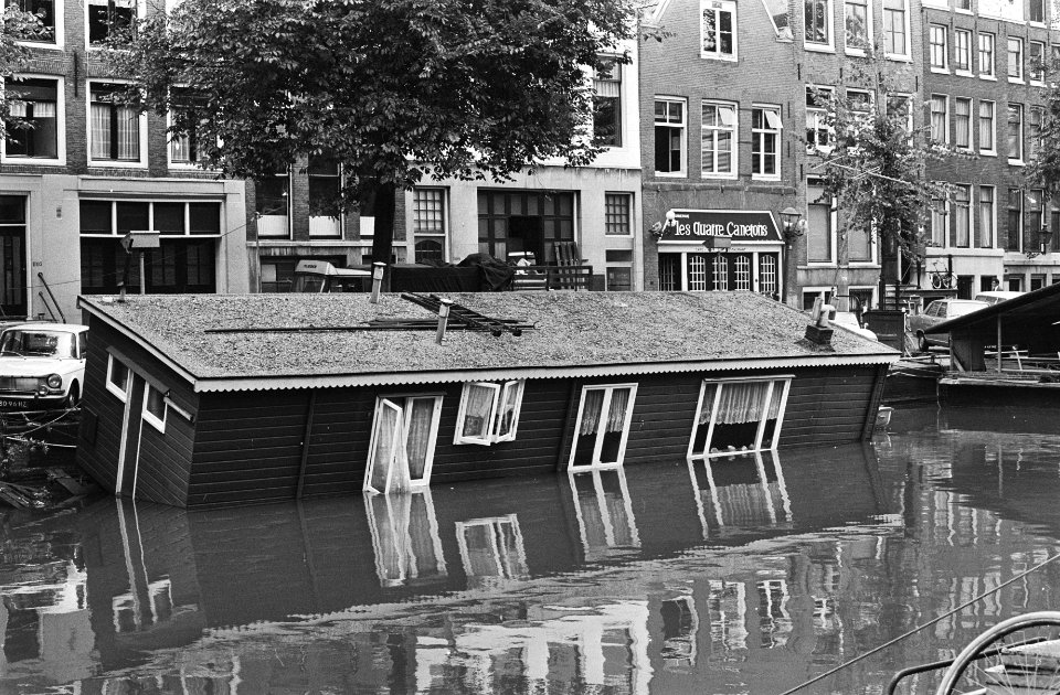 Woonboot half gezonken in Prinsengracht te Amsterdam, Bestanddeelnr 924-7738