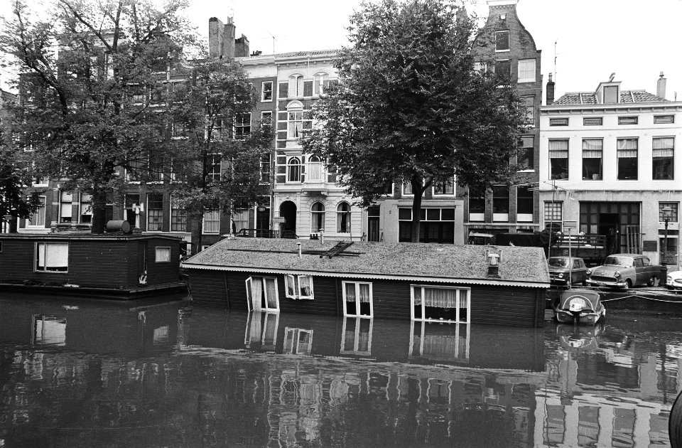 Woonboot half gezonken in Prinsengracht te Amsterdam, Bestanddeelnr 924-7740