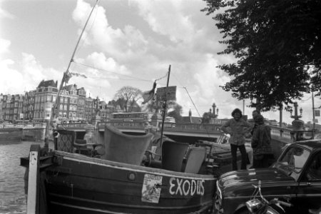 Woonboten in grachten Amsterdam, sleep in op Exodus, Bestanddeelnr 924-8835