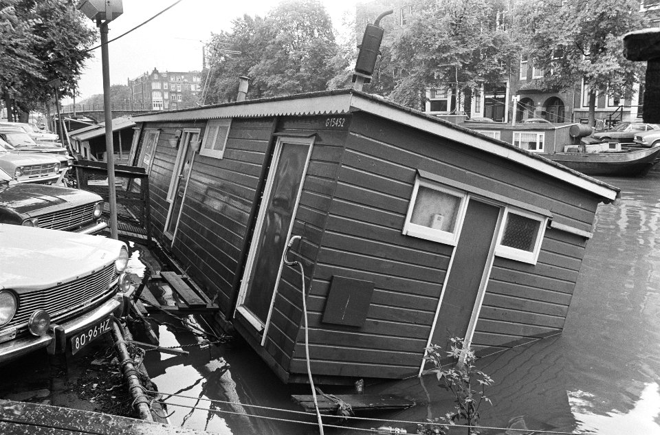 Woonboot half gezonken in Prinsengracht te Amsterdam, Bestanddeelnr 924-7739