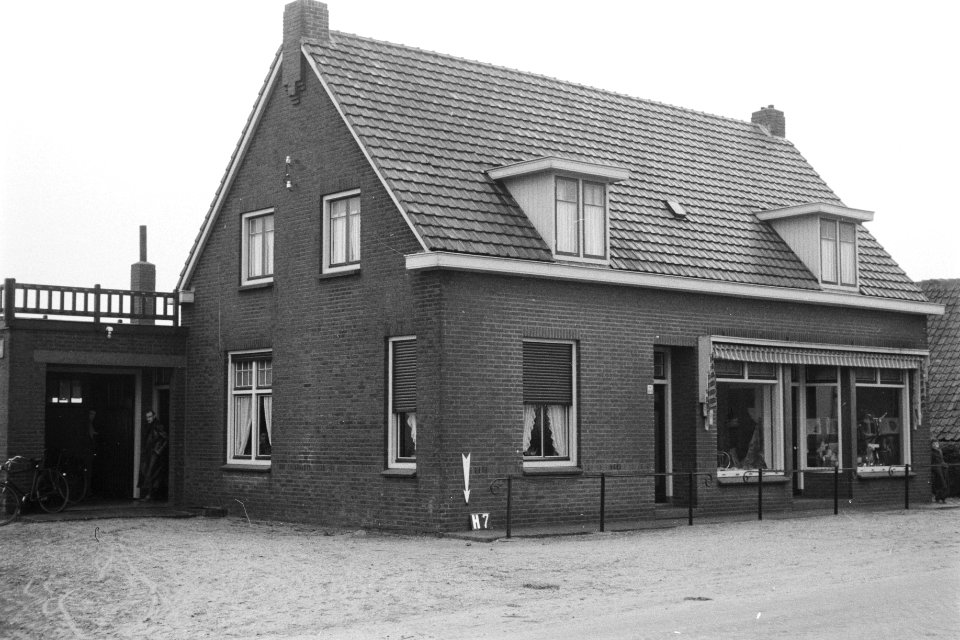 Woonhuis met winkel (Ruilverkaveling Land van Ravenstein), Bestanddeelnr 170-1427