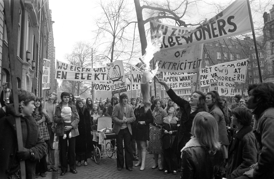 Woonbootbewoners demonstreren voor water- en lichtaansluiting, demonstranten voo, Bestanddeelnr 925-4159