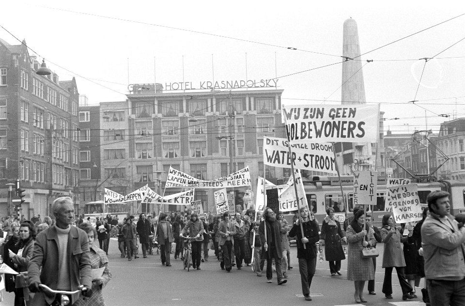 Woonbootbewoners demonstreren voor water- en lichtaansluiting, demonstranten op , Bestanddeelnr 925-4161