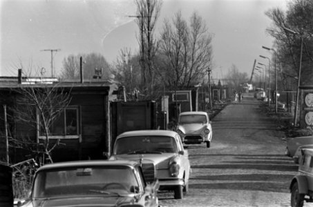 Woonarken moeten weg bij Diemen. Links de boten, langs weggetje, dat moet verdwi, Bestanddeelnr 920-8933