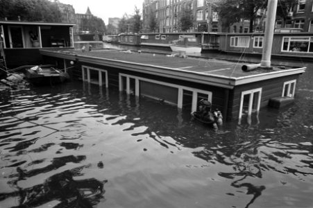 Woonboot grotendeels gezonken in Da Costakade te Amsterdam, Bestanddeelnr 925-8155