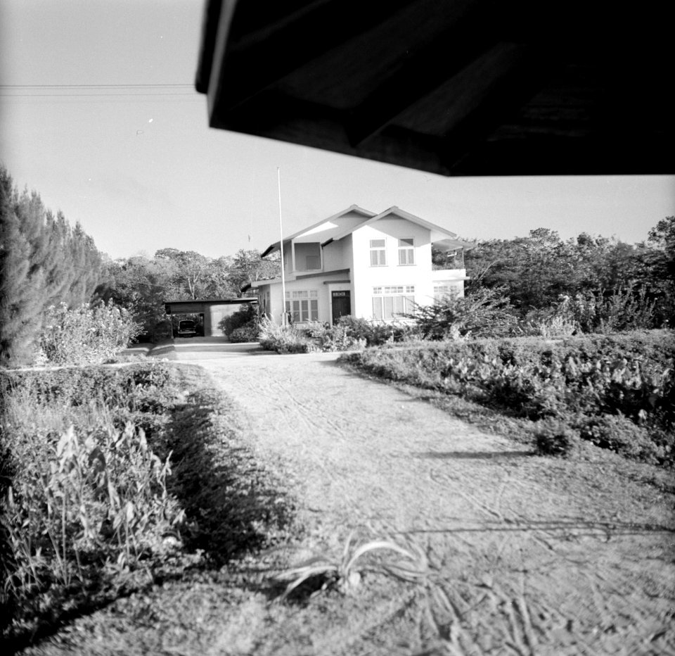 Woonhuis van de familie De Greve, waarschijnlijk in Paramaribo, Bestanddeelnr 252-2180