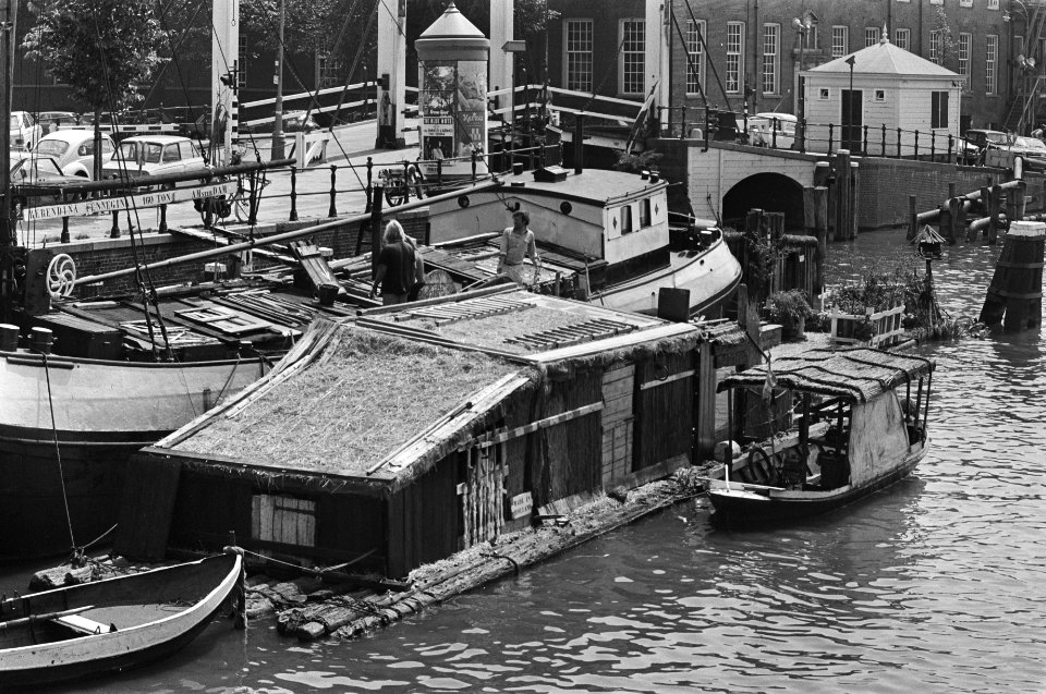 Woonbootbewoners hebben drijvend dorpje gemaakt op Amstel bij Blauwbrug, Bestanddeelnr 928-6313