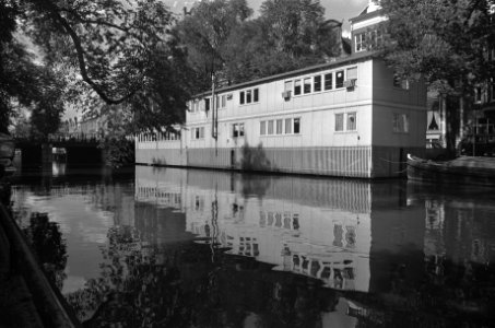 Woonboten in grachten Amsterdam, Bestanddeelnr 924-8829