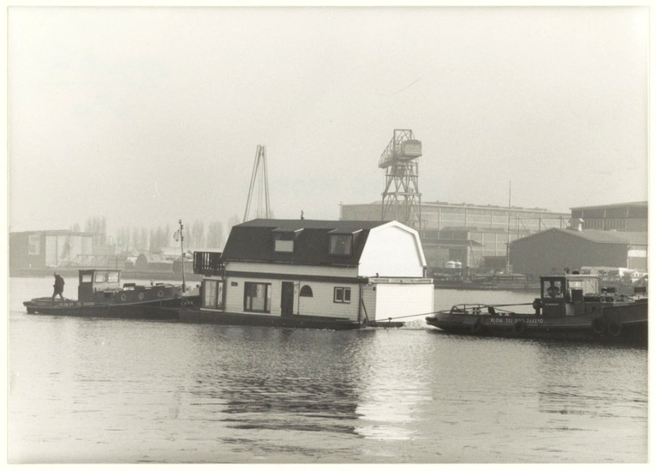 Woonark 'De Waterjuffer wordt versleept op het Noorder Buiten Spaarne. NL-HlmNHA 54015297