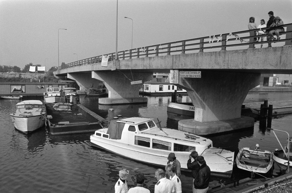 Woonbootbewoners blokkeren Duivendrechtse kade in Amsterdam zij moeten wijken vo, Bestanddeelnr 934-0552