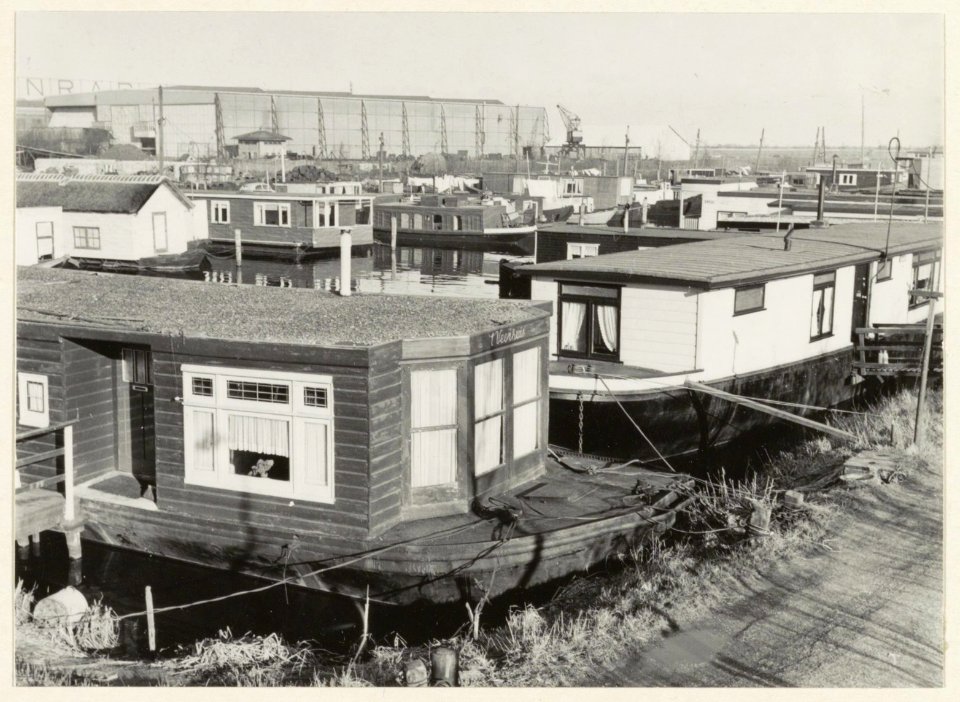 Woonboten in de Waarderhaven. NL-HlmNHA 54004780