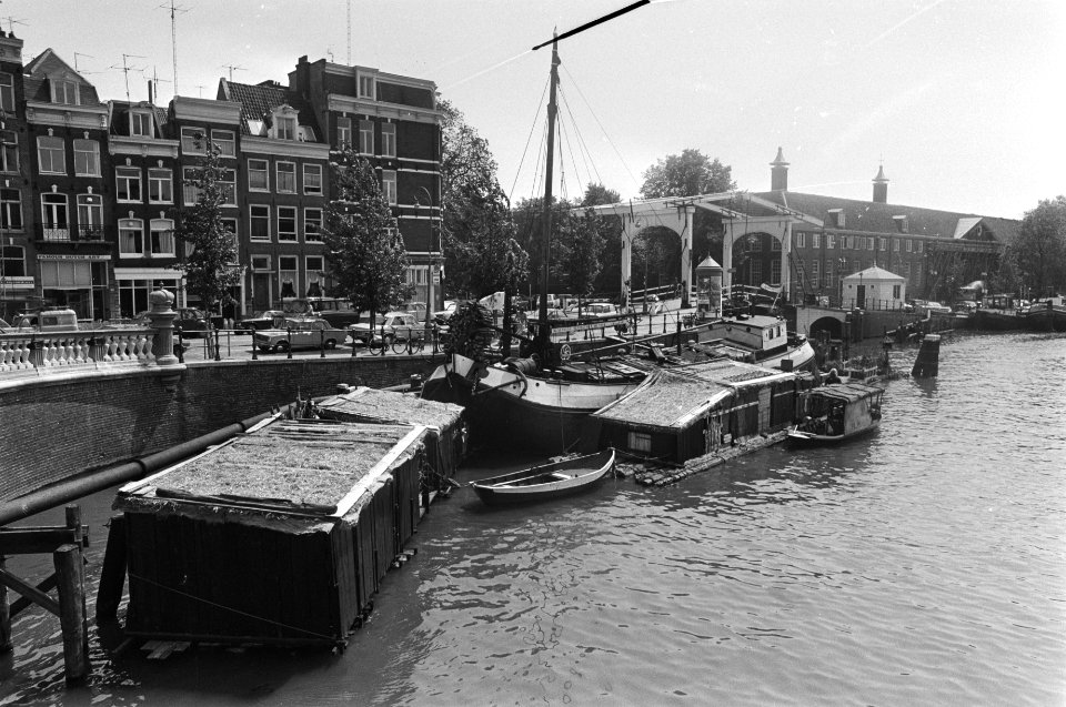 Woonbootbewoners hebben drijvend dorpje gemaakt op Amstel bij Blauwbrug, Bestanddeelnr 928-6314