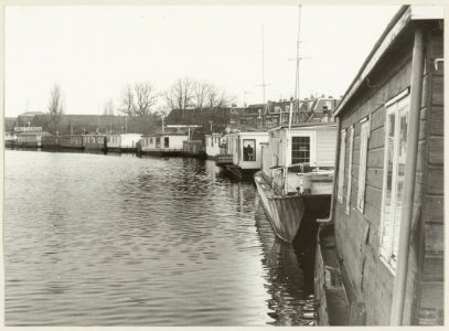 Woonboten tussen de Zomervaart en de Slachthuisstraat. NL-HlmNHA 54003775