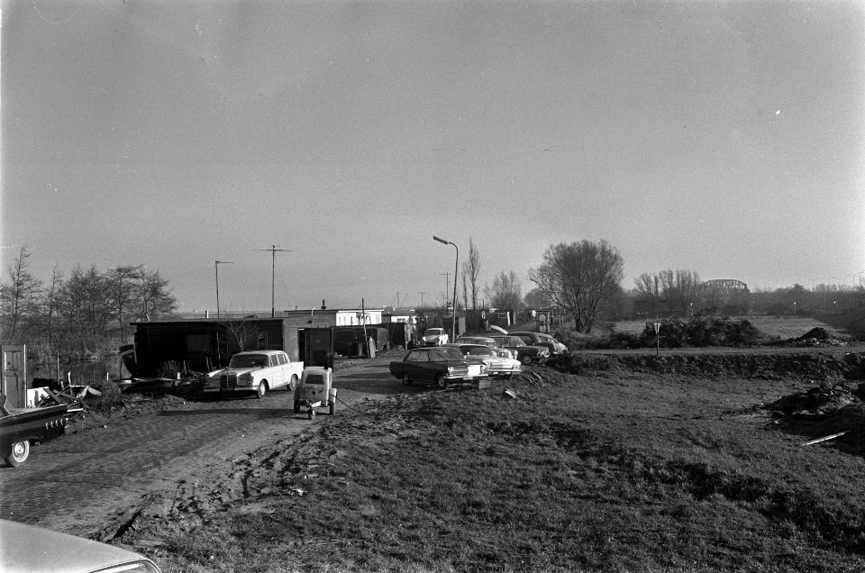 Woonarken moeten weg bij Diemen. Dat is de enige doorvaart, waar de boten door z, Bestanddeelnr 920-8936
