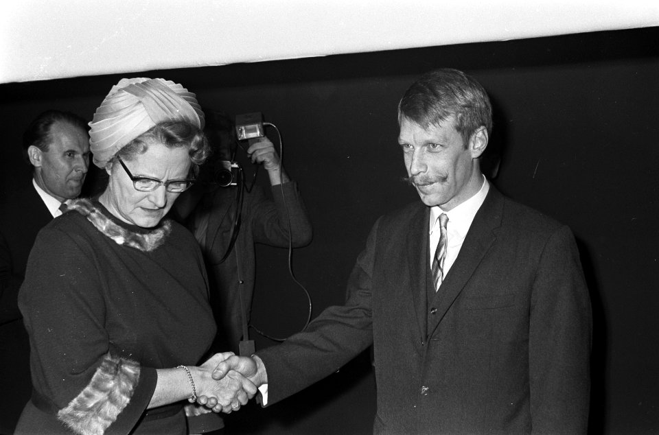 World Press Photo 1967 te Den Haag , winnaar Cor Rentmeester met medaille bij zi, Bestanddeelnr 920-9296