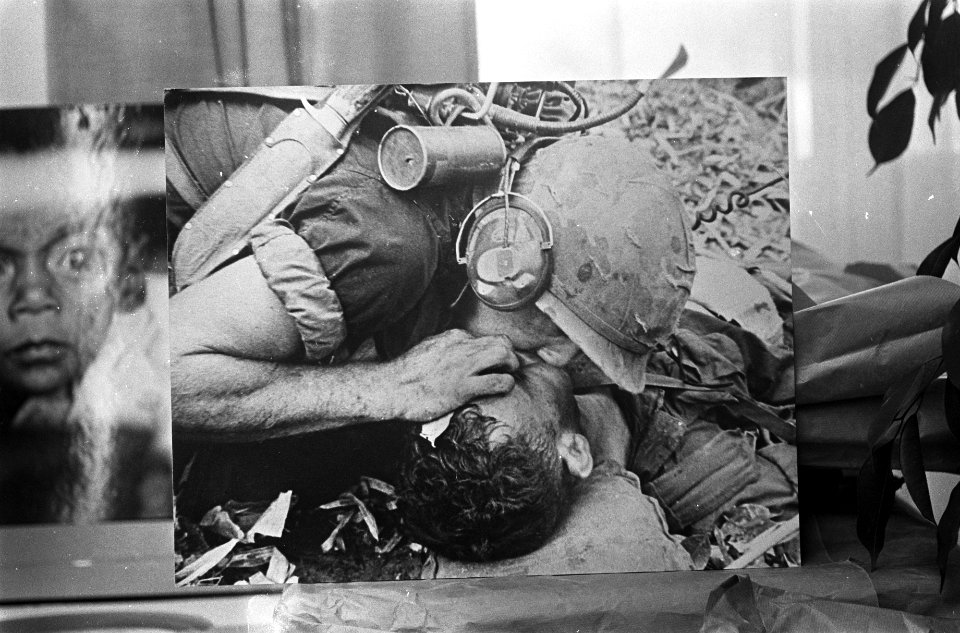 World Press Photo 1967 te Den Haag , Foto van Japanse fotograaf Sawada met foto , Bestanddeelnr 920-9096