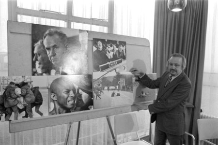 World Press Photo 1972 , juryvoorzitter Joop Swart houdt winnende foto neergesc, Bestanddeelnr 925-4085
