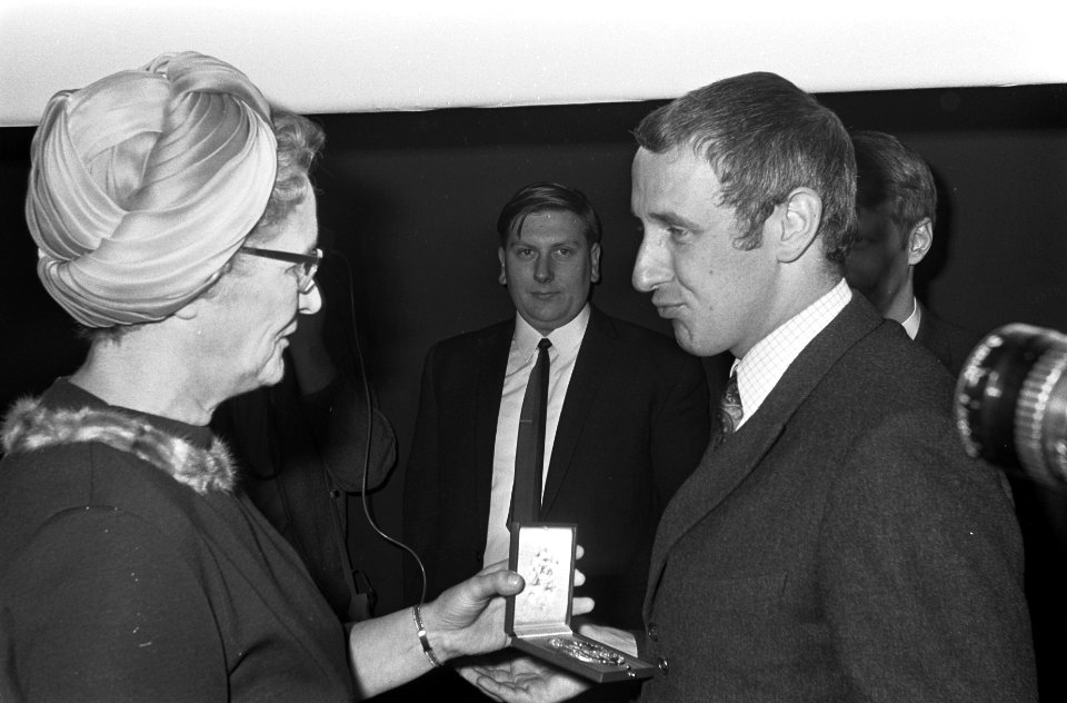 World Press Photo 1967 te Den Haag , winnaar Cor Rentmeester met medaille bij zi, Bestanddeelnr 920-9297