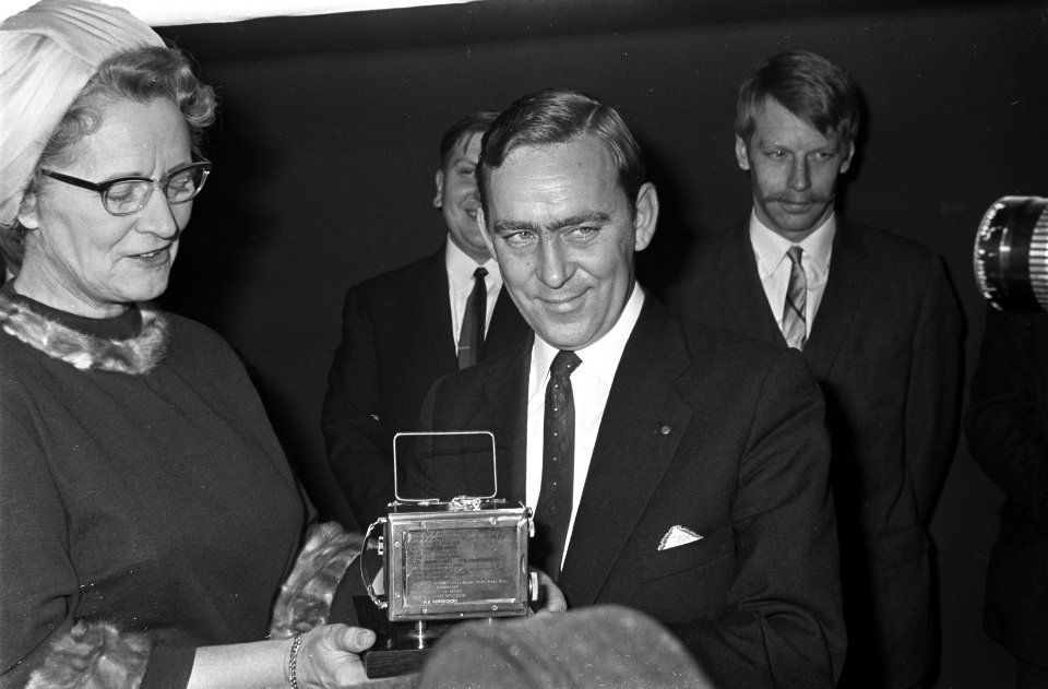 World Press Photo 1967 te Den Haag , winnaar Cor Rentmeester met medaille bij zi, Bestanddeelnr 920-9299