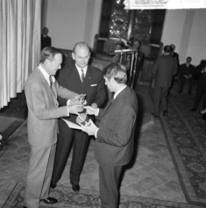 World Press Photo 1964 , de Prins reikt de prijs uit, Bestanddeelnr 917-2526