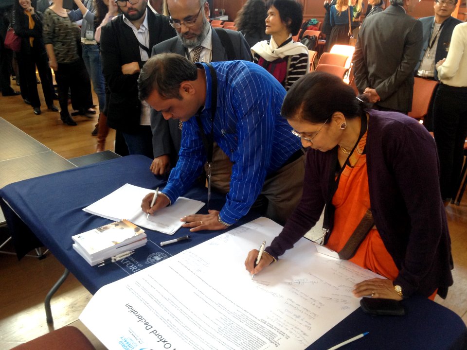 World Literacy Summit 2014 - Delegates sign the Oxford Declaration 2014