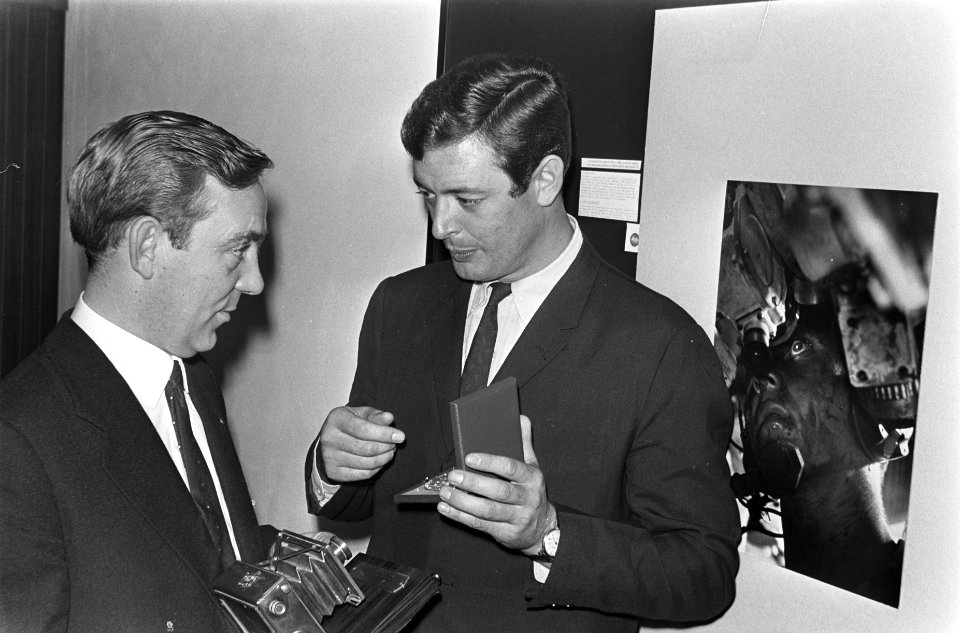 World Press Photo 1967 te Den Haag , winnaar Cor Rentmeester met medaille bij zi, Bestanddeelnr 920-9298