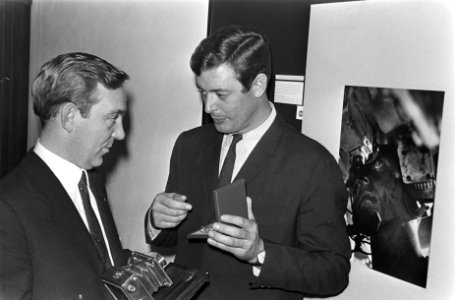 World Press Photo 1967 te Den Haag , winnaar Cor Rentmeester met medaille bij zi, Bestanddeelnr 920-9298