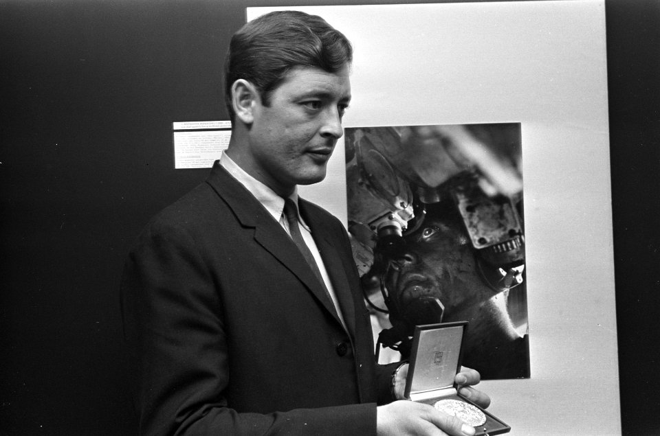 World Press Photo 1967 te Den Haag , winnaar Co Rentmeester met medaille bij zij, Bestanddeelnr 920-9295