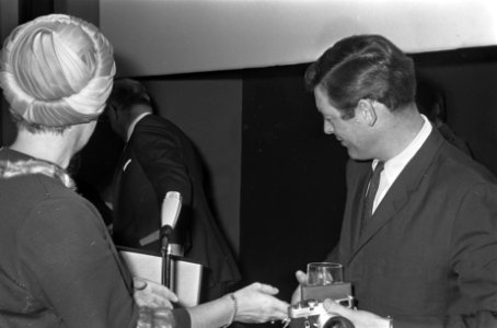 World Press Photo 1967 te Den Haag , winnaar Cor Rentmeester met medaille bij zi, Bestanddeelnr 920-9300
