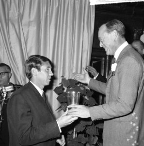 World Press Photo 1964 , de Engelsman Donald McCullin en links Prins Bernhard bi, Bestanddeelnr 917-2523