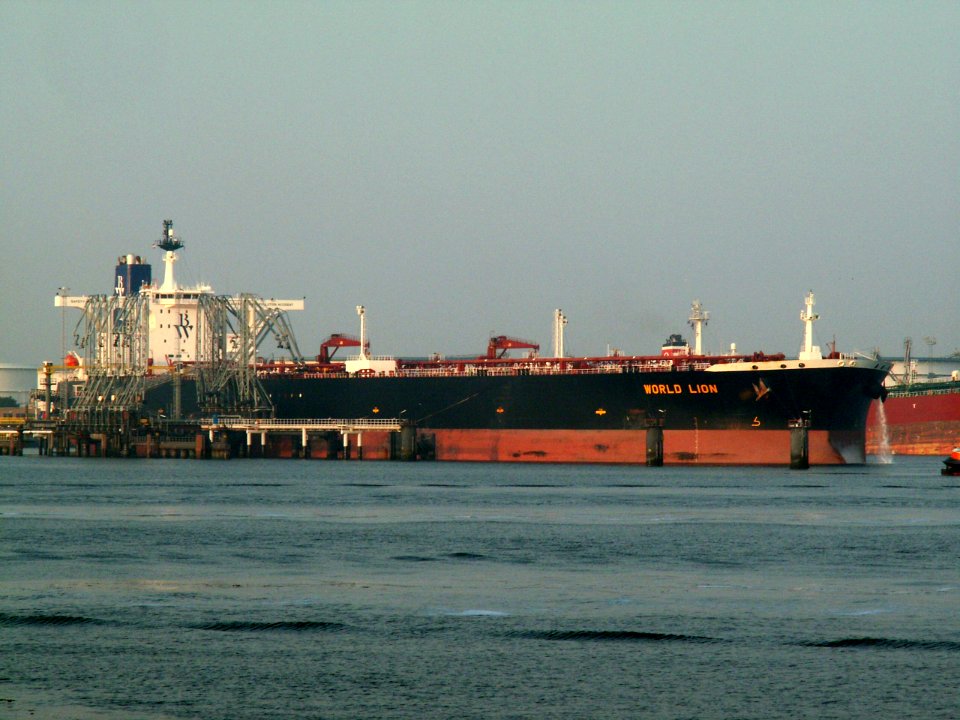 World Lion p2 at the '7e Petroleumhaven', Port of Rotterdam, Holland 25-Jun-2006