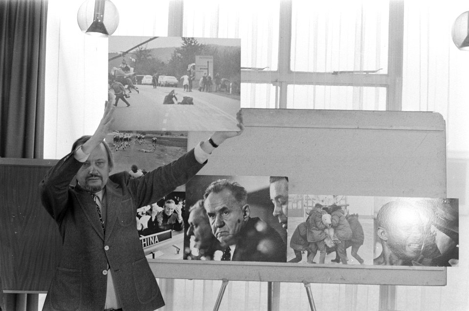 World Press Photo 1972 , juryvoorzitter Joop Swart houdt winnende foto neergesc, Bestanddeelnr 925-4084