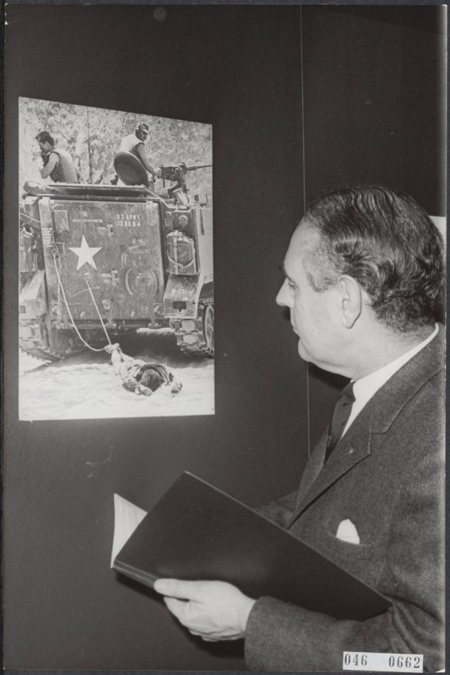 World Press Photo. D. Knight bij de winnende foto van Kyoichi Sawada, Bestanddeelnr 046-0662