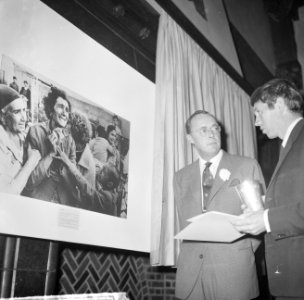 World Press Photo 1964 , de Engelsman Donald McCullin en links Prins Bernhard bi, Bestanddeelnr 917-2522