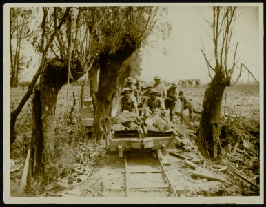 Wounded coming along in a light railway, Bestanddeelnr 158-0089