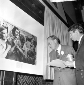 World Press Photo 1964 , de Prins reikt de prijs uit, Bestanddeelnr 917-2524
