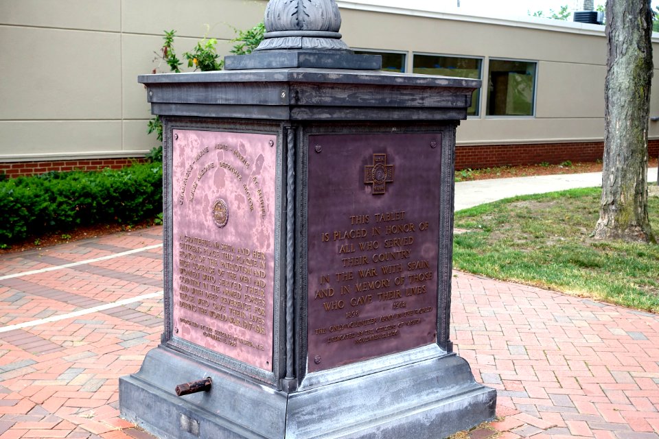 World War I and Spanish-American War memorial flagpole - Nashua, New Hampshire - DSC07390