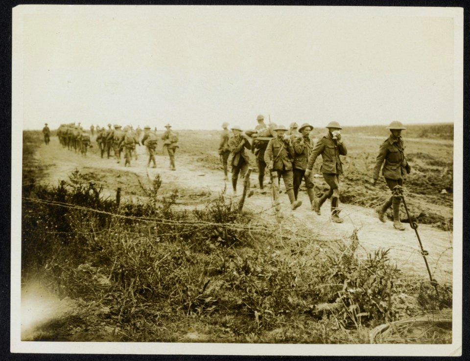 Wounded back - fresh troops up, Bestanddeelnr 158-0889