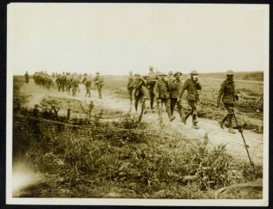 Wounded back - fresh troops up, Bestanddeelnr 158-0889