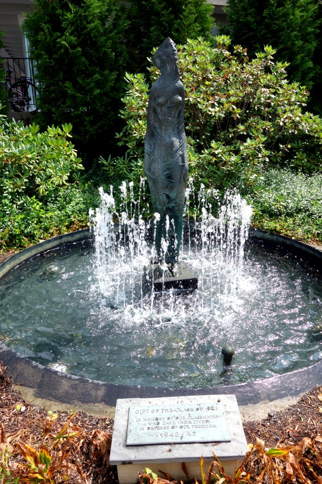 World War II memorial fountain, Class of 1943 - Dartmouth College - DSC04657